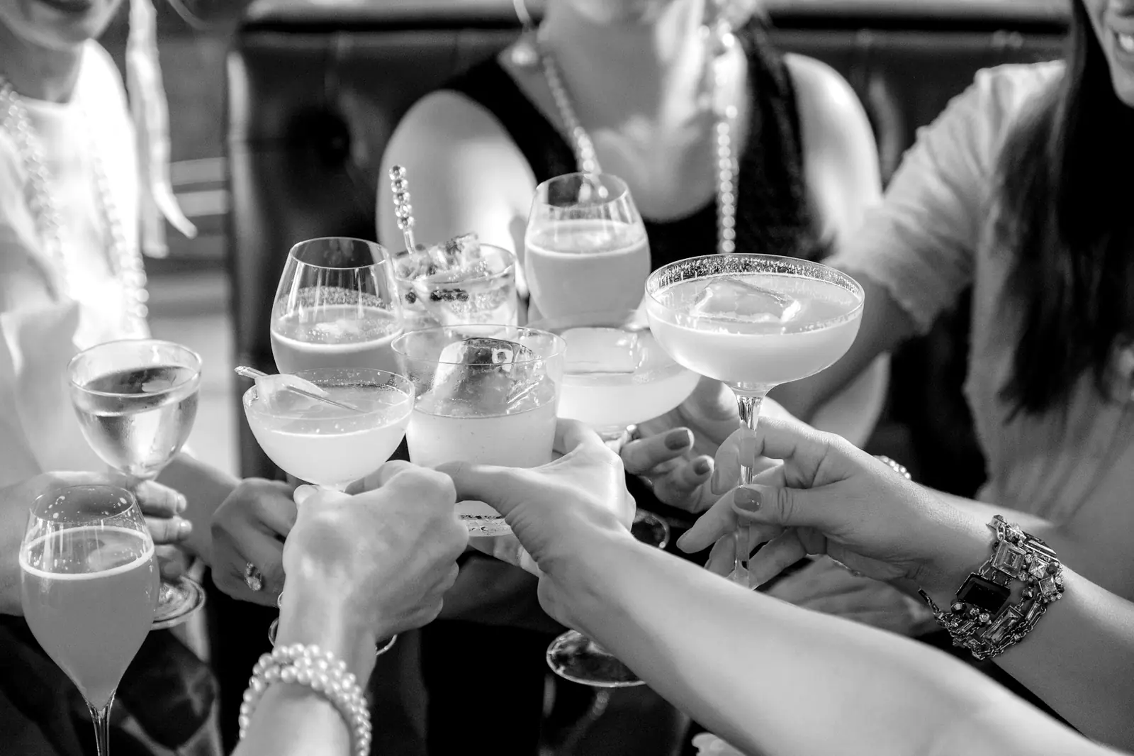 Des invités trinquent pendant un cocktail