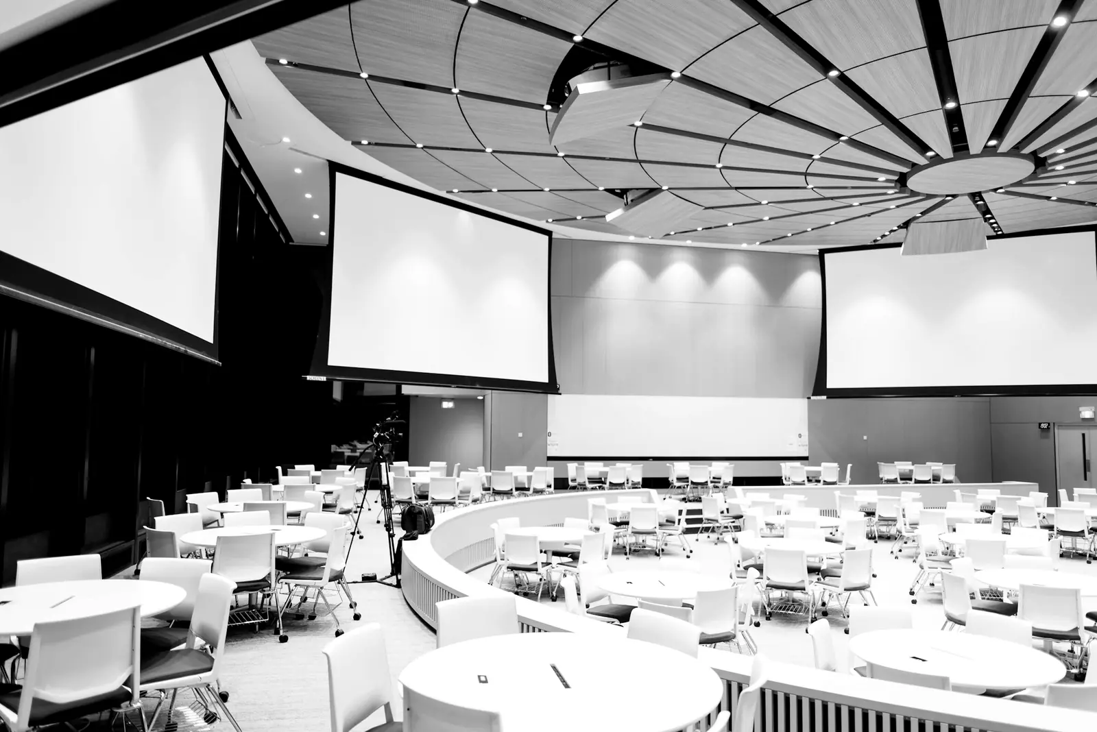 Une salle de réception en configuration banquet avant l'arrivée des invités