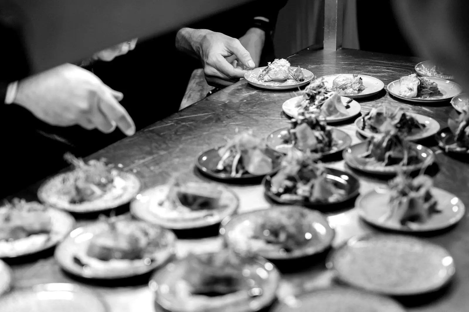 Un traiteur dresse des assiettes de cocktail dînatoire
